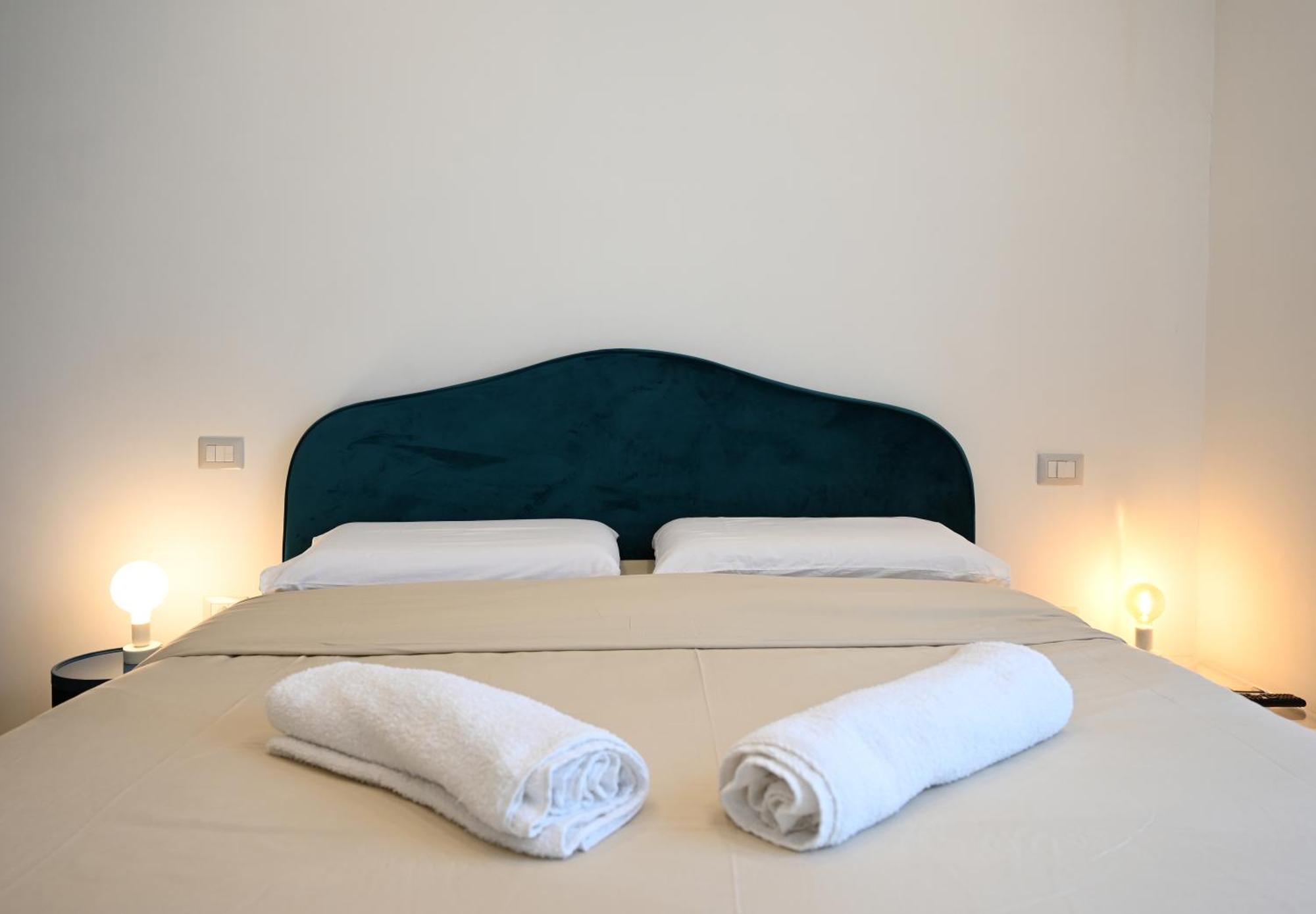 Qhouse Apartment Napoli Bagian luar foto